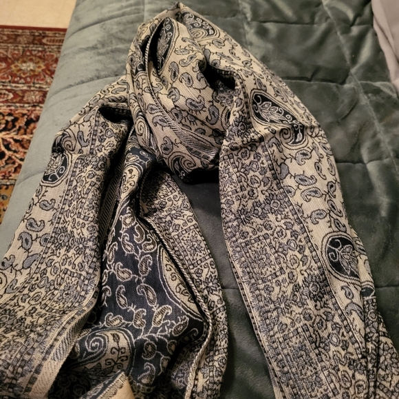 Scarf - Picture 1 of 3